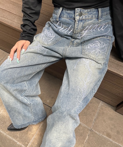 ROGER AND RAW(ロジャーアンドロウ)の「フラワー刺繍デニムワイドパンツ(デニムパンツ・レディース・ブルー・SMALL/MEDIUM)」の2枚目の写真