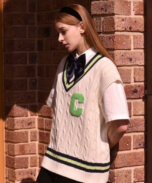 CONCEPTCOLLEGE（コンセプトカレッジ）の「ライトグリーン Cパッチ Vネック アイボリー ニットベスト [男女共用]（ベスト・メンズ・その他・FREE）」の4枚目の写真