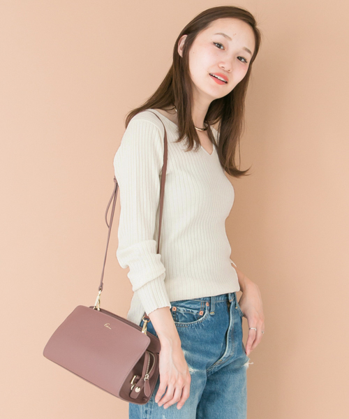 URBAN RESEARCH(アーバンリサーチ)の「UR ウォッシャブルリブVネックニット(ニット/セーター・レディース・オフホワイト/ブラック/ブラウン/ボルドー・FREE)」の2枚目の写真