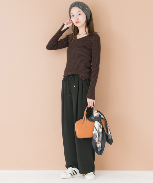 URBAN RESEARCH(アーバンリサーチ)の「UR ウォッシャブルリブVネックニット(ニット/セーター・レディース・オフホワイト/ブラック/ブラウン/ボルドー・FREE)」の13枚目の写真