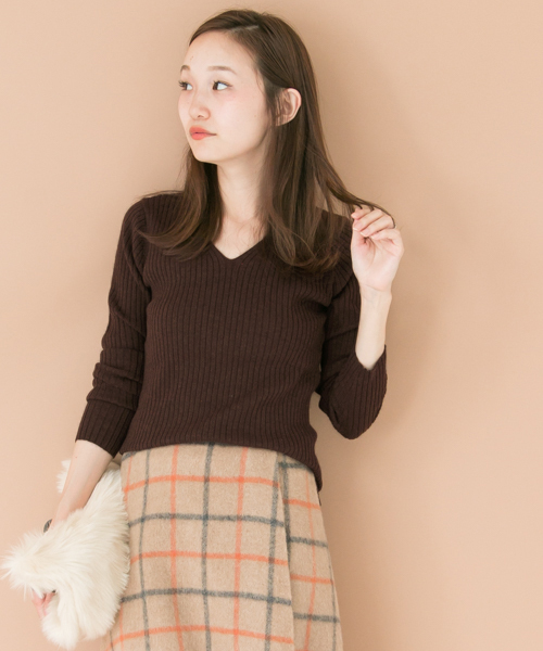 URBAN RESEARCH(アーバンリサーチ)の「UR ウォッシャブルリブVネックニット(ニット/セーター・レディース・オフホワイト/ブラック/ブラウン/ボルドー・FREE)」の14枚目の写真
