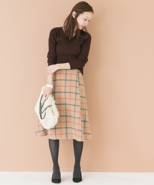 URBAN RESEARCH(アーバンリサーチ)の「UR ウォッシャブルリブVネックニット(ニット/セーター・レディース・オフホワイト/ブラック/ブラウン/ボルドー・FREE)」の15枚目の写真
