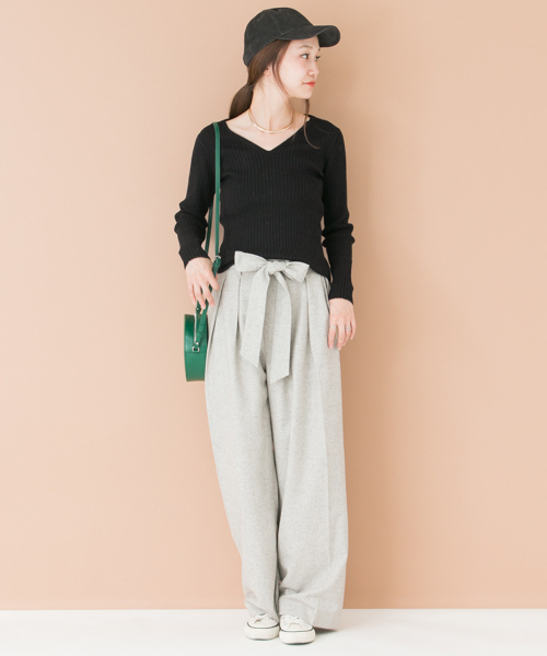 URBAN RESEARCH(アーバンリサーチ)の「UR ウォッシャブルリブVネックニット(ニット/セーター・レディース・オフホワイト/ブラック/ブラウン/ボルドー・FREE)」の16枚目の写真