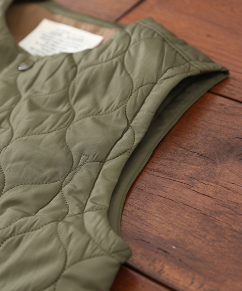 CUBE SUGAR(キューブシュガー)の「中綿キルト ミリタリーベスト(ベスト・レディース・カーキ/ネイビー・M)」の8枚目の写真