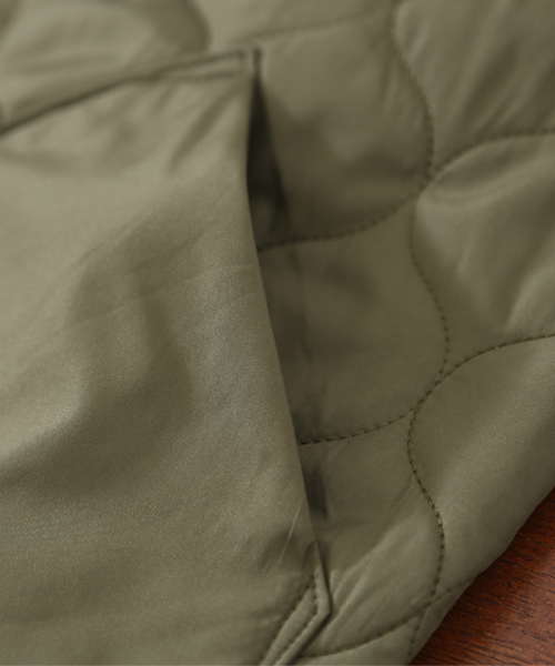 CUBE SUGAR(キューブシュガー)の「中綿キルト ミリタリーベスト(ベスト・レディース・カーキ/ネイビー・M)」の11枚目の写真