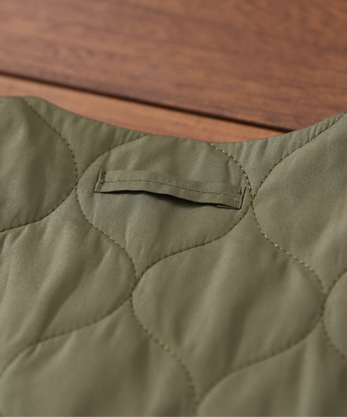 CUBE SUGAR(キューブシュガー)の「中綿キルト ミリタリーベスト(ベスト・レディース・カーキ/ネイビー・M)」の12枚目の写真