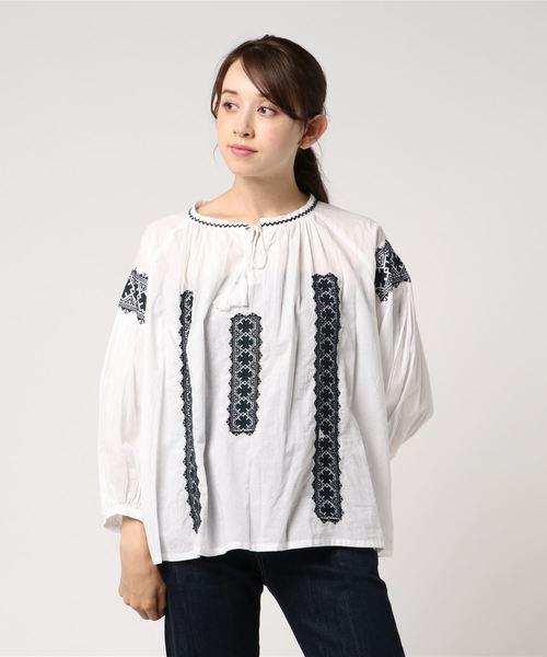 禁断の果実の刺繍ブラウスとスカート