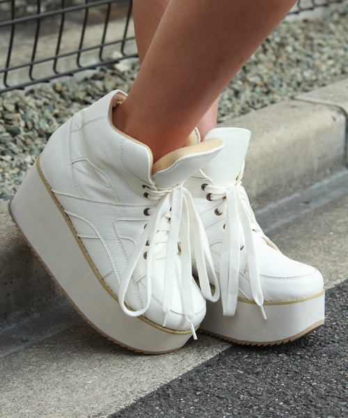 WEGO（ウィゴー）の「WEGO/厚底スニーカー（スニーカー・レディース・ホワイト/ブラック・23.5/24.5）」の2枚目の写真