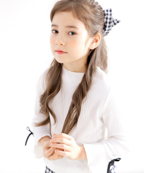 Bee des Bee（ビーデスビー）の「メロウハイネック フレア袖トップス（Tシャツ/カットソー・キッズ・ホワイト/ライトブルー/ブラック/ブラウン/ワイン/ピンク/ベージュ/キャメル/ピンクベージュ/マスタード/ダークグリーン/シルバー系その他/ラベンダー/ネイビー/チョコ/ブラック系/ブルーグレー/ミント/ピンク系・110cm/100cm/120cm/130cm/140cm/150cm）」の2枚目の写真