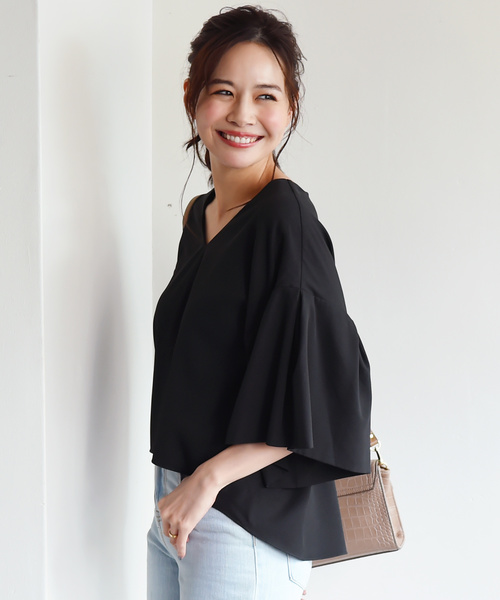 Luz Llena(ラズレナ)の「厚手ジョーゼットフレアスリーブVネックTOPS(シャツ/ブラウス・レディース・オフホワイト/ブラック/モカ・MEDIUM)」の2枚目の写真