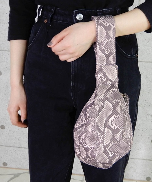 minia（ミニア）の「まんまるワンハンドルバッグ（ハンドバッグ・レディース・ベージュ/ブラック/パイソン/アイボリー・FREE）」の4枚目の写真