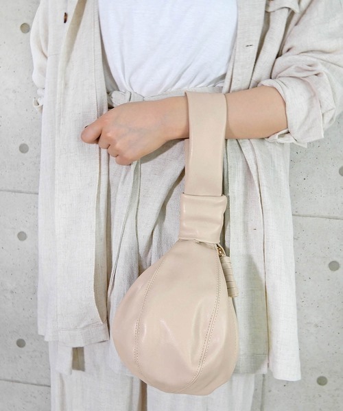 minia（ミニア）の「まんまるワンハンドルバッグ（ハンドバッグ・レディース・ベージュ/ブラック/パイソン/アイボリー・FREE）」の16枚目の写真