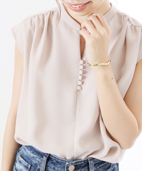 La TOTALITE(ラトータリテ)の「スキッパークルミボタンフレンチシャツ【手洗い可能】(シャツ/ブラウス・レディース・ブラック/ホワイト系その他/ベージュ系その他/ブルー系その他・FREE)」の1枚目の写真