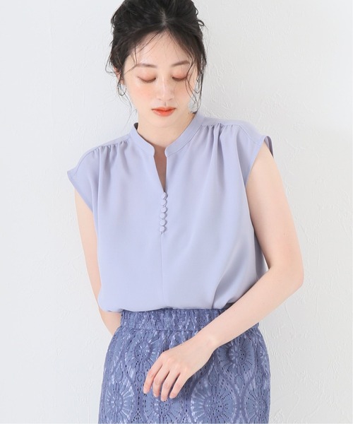 La TOTALITE(ラトータリテ)の「スキッパークルミボタンフレンチシャツ【手洗い可能】(シャツ/ブラウス・レディース・ブラック/ホワイト系その他/ベージュ系その他/ブルー系その他・FREE)」の4枚目の写真