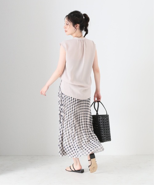 La TOTALITE(ラトータリテ)の「スキッパークルミボタンフレンチシャツ【手洗い可能】(シャツ/ブラウス・レディース・ブラック/ホワイト系その他/ベージュ系その他/ブルー系その他・FREE)」の15枚目の写真