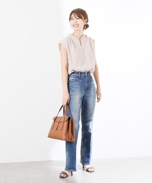 La TOTALITE(ラトータリテ)の「スキッパークルミボタンフレンチシャツ【手洗い可能】(シャツ/ブラウス・レディース・ブラック/ホワイト系その他/ベージュ系その他/ブルー系その他・FREE)」の5枚目の写真