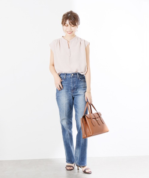 La TOTALITE(ラトータリテ)の「スキッパークルミボタンフレンチシャツ【手洗い可能】(シャツ/ブラウス・レディース・ブラック/ホワイト系その他/ベージュ系その他/ブルー系その他・FREE)」の7枚目の写真