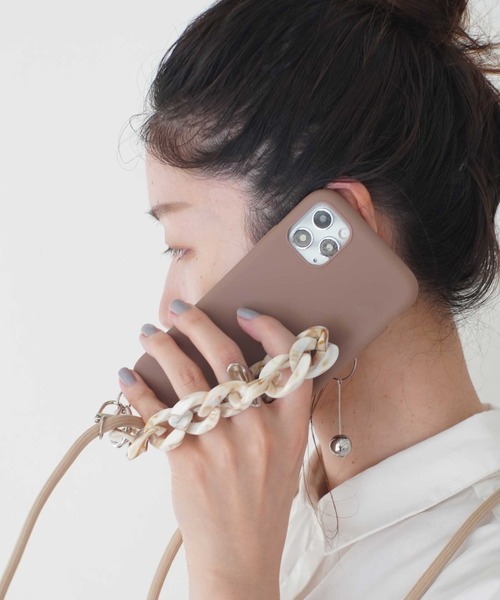 ammy.（エイミードット）の「【 ammy. / エイミードット 】ストラップ付 べっ甲 チェーン iphone ケース ( iPhone 7 / 8 / SE / X / XS / 11 / 11Pro / 12 / 12Pro / 13 / 13Pro 対応)（スマホケース/カバー・レディース・ブラック/グレー/ブラウン・E/A/D/B/C/G/F）」の5枚目の写真