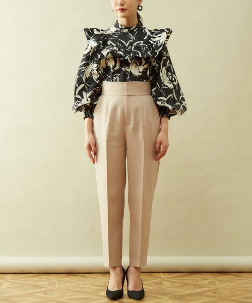 Tiara(ティアラ)の「モノフラワープリントフリルブラウス(シャツ/ブラウス・レディース・アイボリー/ブラック・FREE)」の2枚目の写真