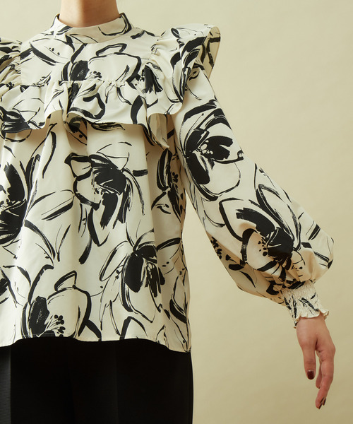 Tiara(ティアラ)の「モノフラワープリントフリルブラウス(シャツ/ブラウス・レディース・アイボリー/ブラック・FREE)」の5枚目の写真