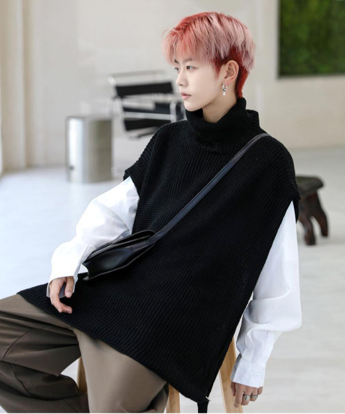 neos（ネオス）の「【neos -addictive design-】ルーズシルエット タートルネック サイドスリット ベルト ニット ベスト（ベスト・メンズ・ホワイト/ブラック・MEDIUM/LARGE/X-LARGE）」の2枚目の写真