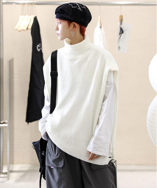neos（ネオス）の「【neos -addictive design-】ルーズシルエット タートルネック サイドスリット ベルト ニット ベスト（ベスト・メンズ・ホワイト/ブラック・MEDIUM/LARGE/X-LARGE）」の4枚目の写真