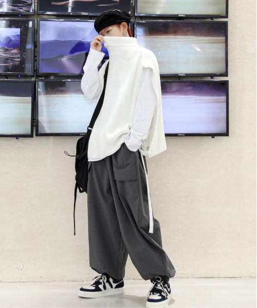 neos（ネオス）の「【neos -addictive design-】ルーズシルエット タートルネック サイドスリット ベルト ニット ベスト（ベスト・メンズ・ホワイト/ブラック・MEDIUM/LARGE/X-LARGE）」の14枚目の写真