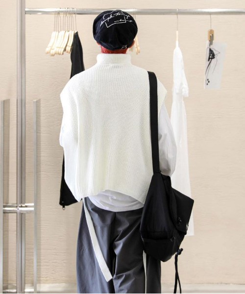 neos（ネオス）の「【neos -addictive design-】ルーズシルエット タートルネック サイドスリット ベルト ニット ベスト（ベスト・メンズ・ホワイト/ブラック・MEDIUM/LARGE/X-LARGE）」の12枚目の写真