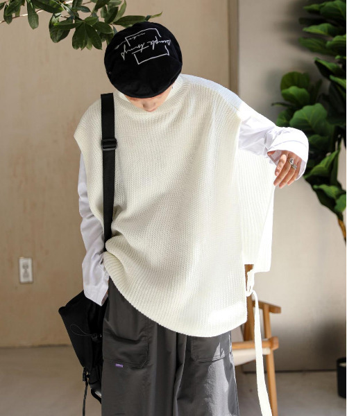 neos（ネオス）の「【neos -addictive design-】ルーズシルエット タートルネック サイドスリット ベルト ニット ベスト（ベスト・メンズ・ホワイト/ブラック・MEDIUM/LARGE/X-LARGE）」の8枚目の写真