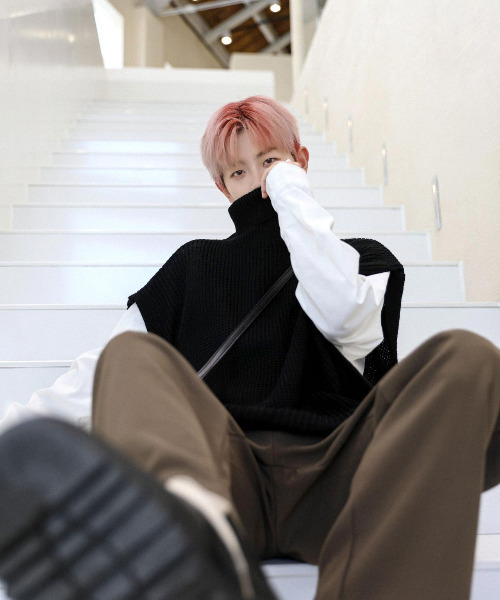 neos（ネオス）の「【neos -addictive design-】ルーズシルエット タートルネック サイドスリット ベルト ニット ベスト（ベスト・メンズ・ホワイト/ブラック・MEDIUM/LARGE/X-LARGE）」の6枚目の写真