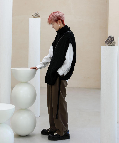 neos（ネオス）の「【neos -addictive design-】ルーズシルエット タートルネック サイドスリット ベルト ニット ベスト（ベスト・メンズ・ホワイト/ブラック・MEDIUM/LARGE/X-LARGE）」の3枚目の写真