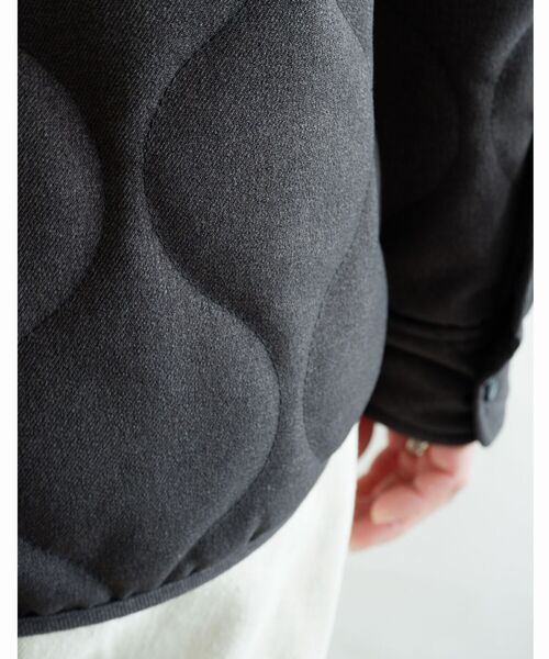 MANASTASH(マナスタッシュ)の「MANASTASH/マナスタッシュ W's PADDING JKT パディングジャケット(ブルゾン・レディース・ナチュラル/チャコール・MEDIUM)」の4枚目の写真