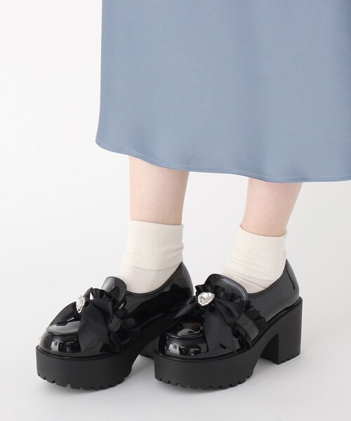 cs T&P(シーエスティーアンドピー)の「フリルリボン付きローファー(パンプス・レディース・ピンクベージュ/ブラック系1/ホワイト系2・M/L/LL/S)」の5枚目の写真