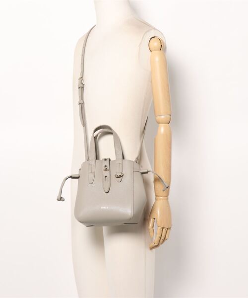 FURLA（フルラ）の「FURLA NET MINI TOTE（トートバッグ・レディース・ベージュ・ONE SIZE）」の4枚目の写真