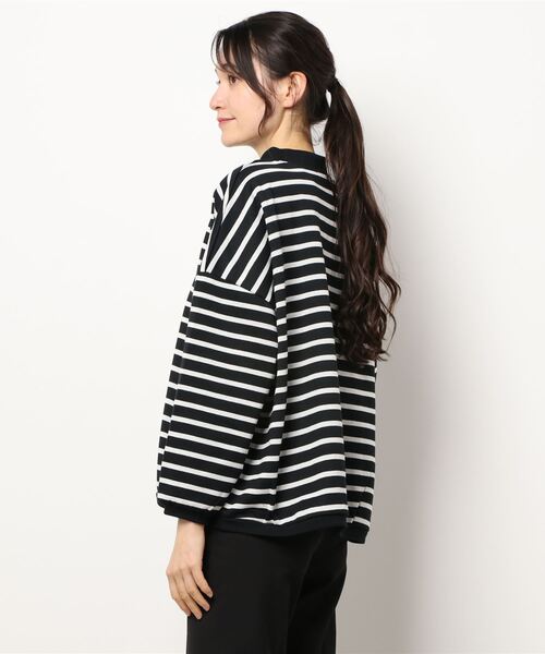 Samansa Mos2 blue(サマンサモスモスブルー)の「ボーダーハイネックスウェット(スウェット・レディース・グレー/ブラック/オフホワイト・フリ-)」の4枚目の写真