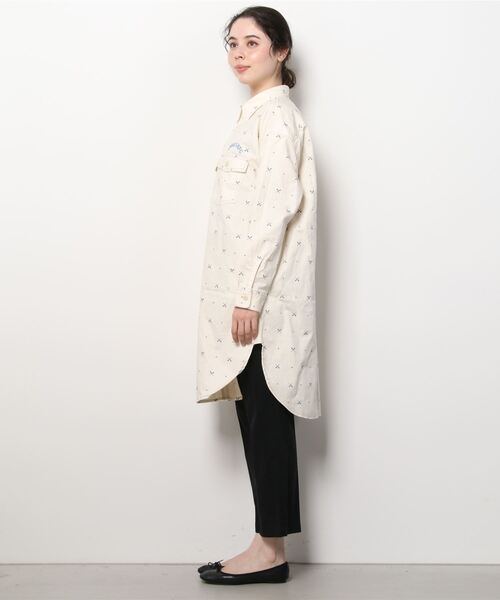 AVIREX(アヴィレックス)の「WHOLE PATTERN TUNIC DENIM SHIRT/ 総柄チュニックデニムシャツ(シャツ/ブラウス・レディース・ブルー系その他/オフホワイト・FREE)」の4枚目の写真