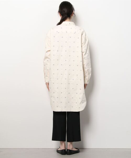 AVIREX(アヴィレックス)の「WHOLE PATTERN TUNIC DENIM SHIRT/ 総柄チュニックデニムシャツ(シャツ/ブラウス・レディース・ブルー系その他/オフホワイト・FREE)」の3枚目の写真