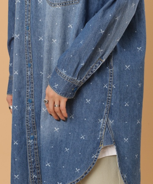 AVIREX(アヴィレックス)の「WHOLE PATTERN TUNIC DENIM SHIRT/ 総柄チュニックデニムシャツ(シャツ/ブラウス・レディース・ブルー系その他/オフホワイト・FREE)」の9枚目の写真