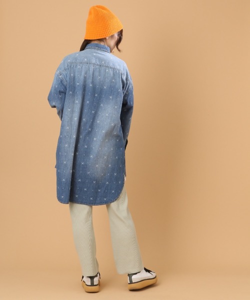 AVIREX(アヴィレックス)の「WHOLE PATTERN TUNIC DENIM SHIRT/ 総柄チュニックデニムシャツ(シャツ/ブラウス・レディース・ブルー系その他/オフホワイト・FREE)」の6枚目の写真