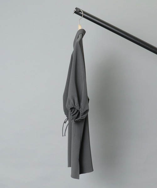 FEMMENT(ファモン)の「【 FEMMENT / ファモン 】 Dry polyester slit sleeve shirt / スリットスリーブシャツ(シャツ/ブラウス・レディース・ダークグレー/ライトカーキ・1)」の3枚目の写真