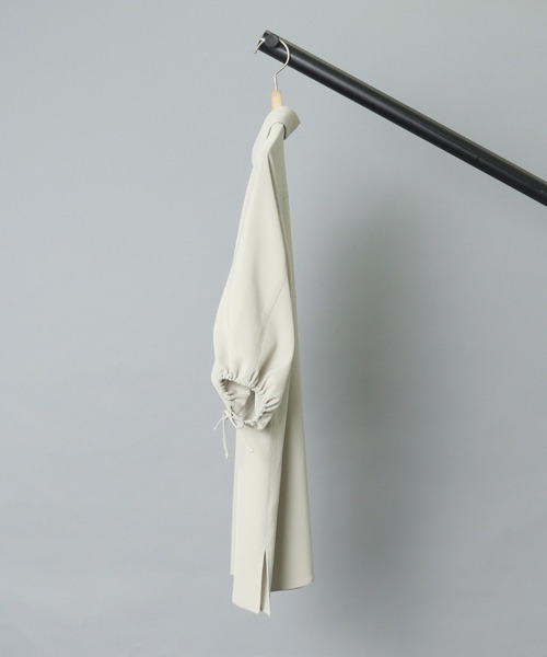 FEMMENT(ファモン)の「【 FEMMENT / ファモン 】 Dry polyester slit sleeve shirt / スリットスリーブシャツ(シャツ/ブラウス・レディース・ダークグレー/ライトカーキ・1)」の5枚目の写真