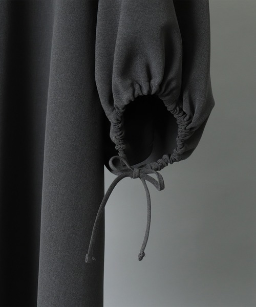 FEMMENT(ファモン)の「【 FEMMENT / ファモン 】 Dry polyester slit sleeve shirt / スリットスリーブシャツ(シャツ/ブラウス・レディース・ダークグレー/ライトカーキ・1)」の10枚目の写真