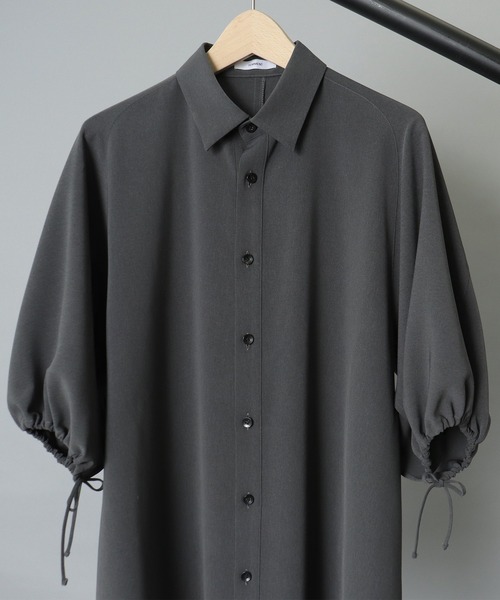 FEMMENT(ファモン)の「【 FEMMENT / ファモン 】 Dry polyester slit sleeve shirt / スリットスリーブシャツ(シャツ/ブラウス・レディース・ダークグレー/ライトカーキ・1)」の11枚目の写真