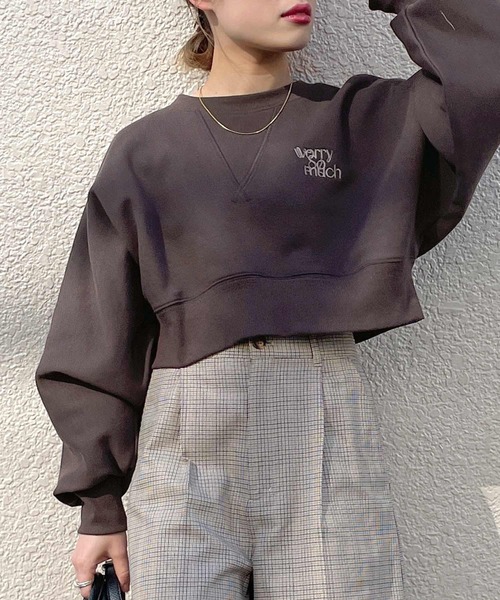 w closet(ダブルクローゼット)の「刺繍入りクロップドスウェット(スウェット・レディース・オフホワイト/ブルー/スミクロ・FREE)」の1枚目の写真