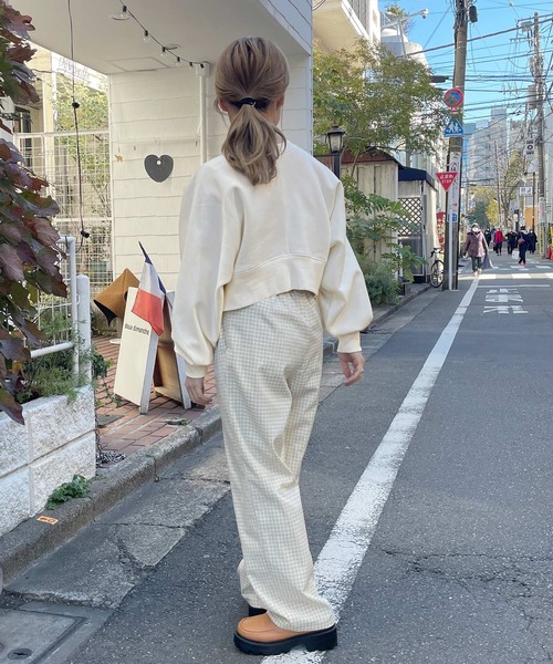 w closet(ダブルクローゼット)の「刺繍入りクロップドスウェット(スウェット・レディース・オフホワイト/ブルー/スミクロ・FREE)」の13枚目の写真