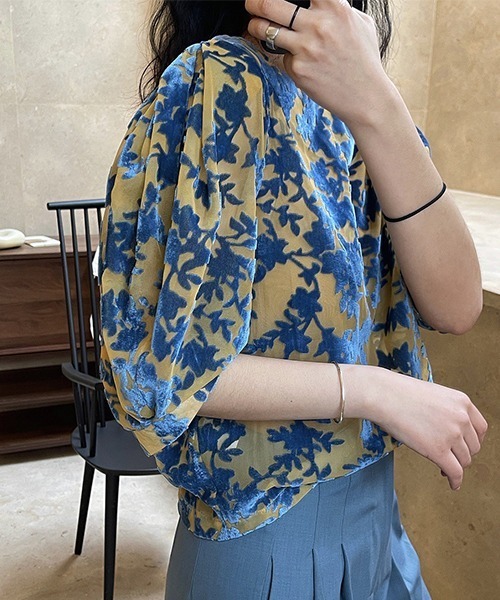 chuclla(チュクラ)の「ベルベット フローラル柄 シアートップ chw22s087【2022/SS】(シャツ/ブラウス・レディース・ブルー/グリーン・FREE)」の1枚目の写真