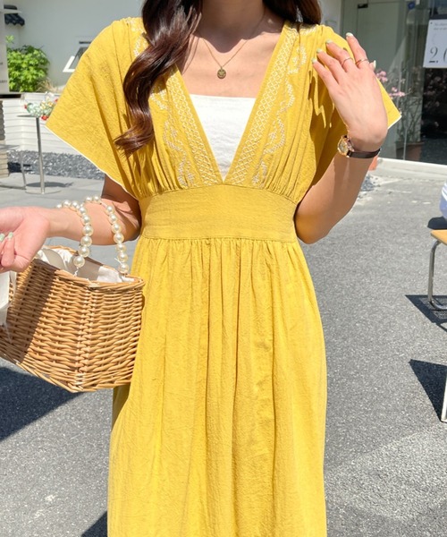 ABITOKYO(アビトーキョー)の「【ABITOKYO×Babコラボ】バックリボンVネックティアード刺繍ワンピース(ワンピース・レディース・ブラック/イエロー/ライトグリーン/サンドベージュ・FREE)」の4枚目の写真