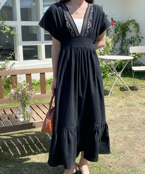 ABITOKYO(アビトーキョー)の「【ABITOKYO×Babコラボ】バックリボンVネックティアード刺繍ワンピース(ワンピース・レディース・ブラック/イエロー/ライトグリーン/サンドベージュ・FREE)」の1枚目の写真