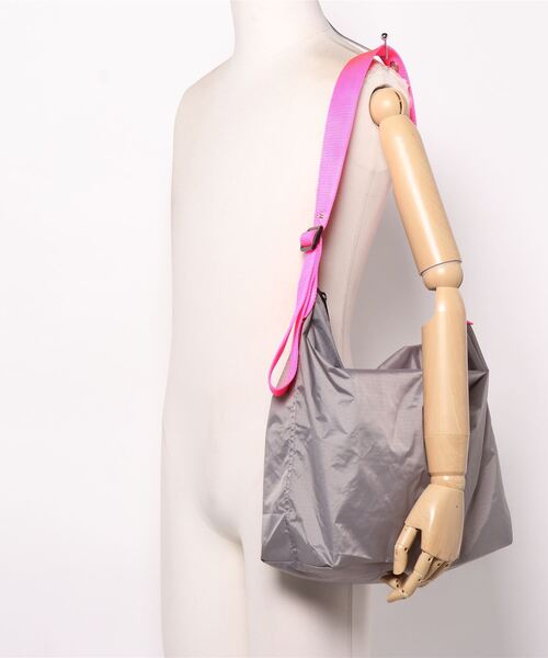 JULY NINE（ジュライナイン）の「【JULY NINE】SUSHI SACK/NYLON HANDLE（ショルダーバッグ・レディース・ブラック/ライトグレー・FREE）」の4枚目の写真