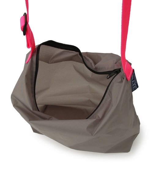 JULY NINE（ジュライナイン）の「【JULY NINE】SUSHI SACK/NYLON HANDLE（ショルダーバッグ・レディース・ブラック/ライトグレー・FREE）」の14枚目の写真